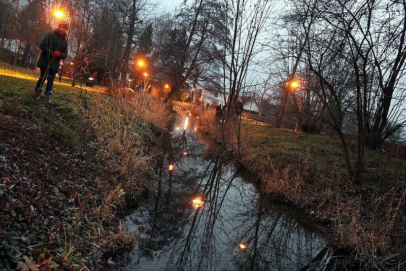 Zhruba tři desítky světýlek pustili po vodě v zámeckém parku malí i velcí účastníci úterní akce. 