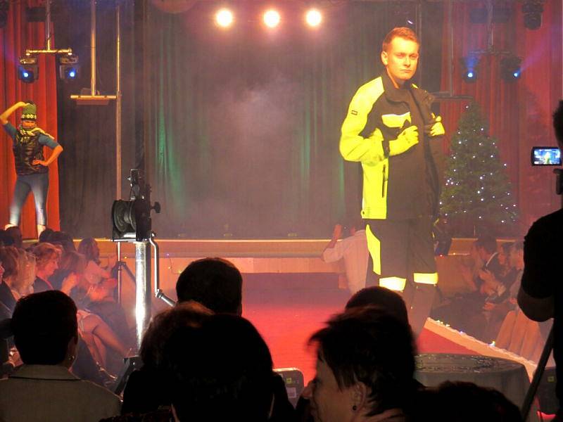 Doslova ve švech praskal v pátek 2. prosince sál kulturního domu v Bílovci, který se navečer proměnil v rámci Velké Vánoční Sára show v módní molo. 