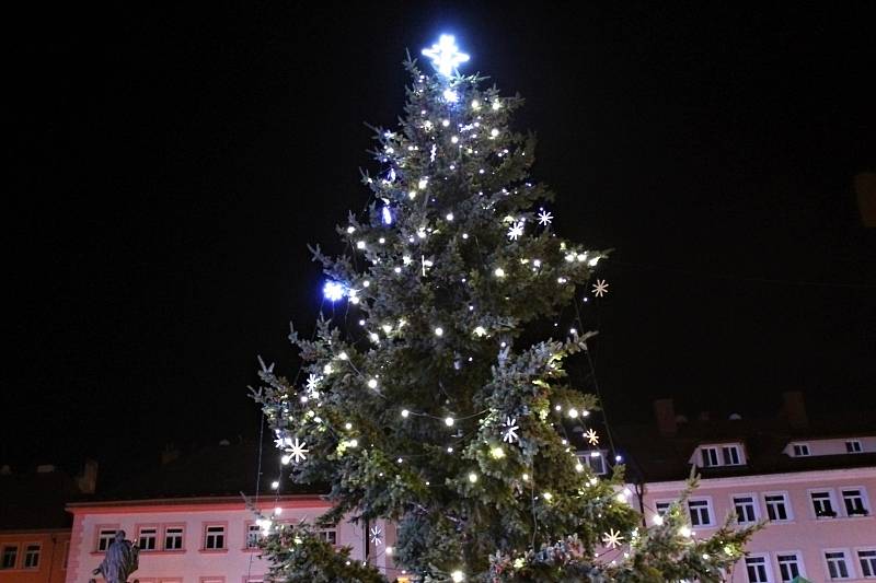 Rozsvícení vánočního stromu ve Fulneku 25. listopadu 2022.