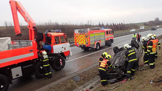 Nehoda u Kujav zastavila provoz na D1. Vůz skončil na střeše -  Moravskoslezský deník