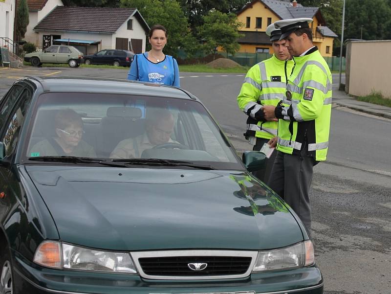 Policejní akce Řídím, piju nealko pivo na odstavné ploše u restaurace Myslivna v Kuníně.