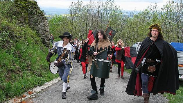 V sobotu 3. května se letos poprvé otevřelky brány hradu Starý Jičín pro veřejnost. Sezóna tak začala.