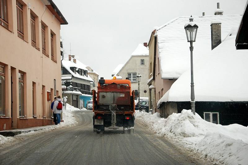 Bohatá sněhová nadílka zasypala v posledních dnech celé Novojičínsko. I když se ho v ulicích měst nahromadilo za celou zimu nejvíce, komplikace to nepřináší. Snad jen ve Štramberku.