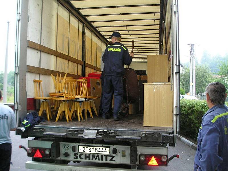 Hasiči Žimrovic přivezli do Bludovic, místní části Nového Jičína humanitární pomoc.