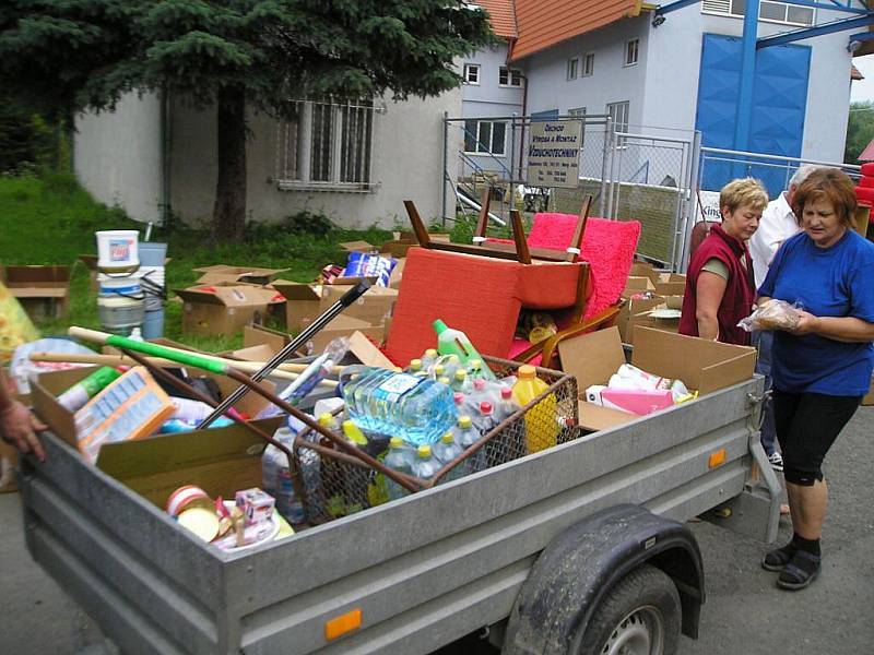 Hasiči Žimrovic přivezli do Bludovic, místní části Nového Jičína humanitární pomoc.