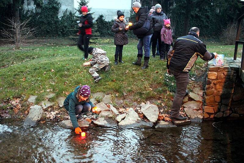 Zhruba tři desítky světýlek pustili po vodě v zámeckém parku malí i velcí účastníci úterní akce. 