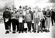 V šedesátých letech se v Bordovicích čile lyžovalo. Na snímku z roku 1965 jsou účastníci lyžařských závodů ve sjezdu na lyžích.