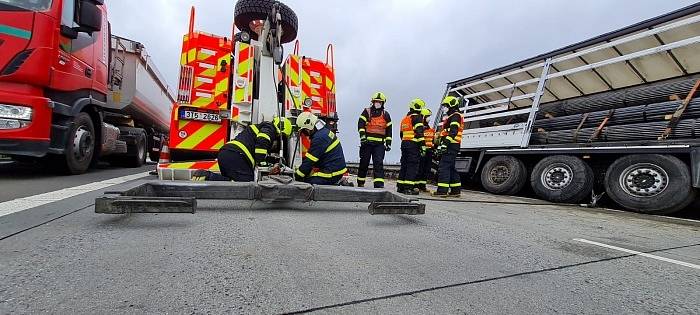 Tři jednotky profesionálních hasičů zasahovaly v úterý 13. dubna ráno u nehody kamionu Scania s nákladem více jak dvaceti tun trubek, který skončil zaražený ve středových svodidlech a měkké hlíně na dálnici D1 u Suchdolu nad Odrou (okres Nový Jičín).