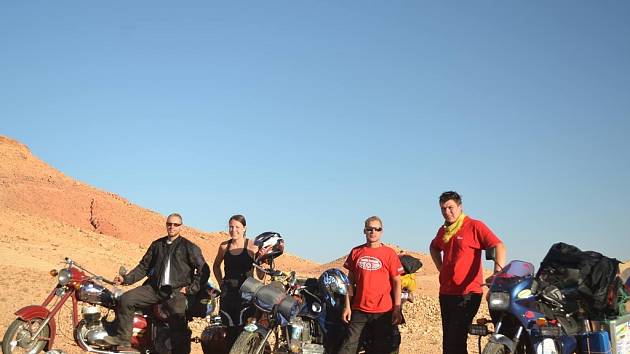 MARTIN, ANDREA, LUKÁŠ A PATRIK na poušti v Maroku. 