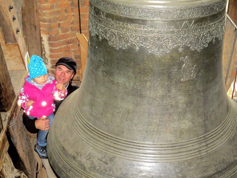 V neděli 23. října dopoledne se v Bílovci rozezněly zvony poněkud slavnostněji. Právě v tento den si totiž Bílovečtí připomněli pětadvacáté výročí navrácení zvonů do kostela sv. Mikuláše.