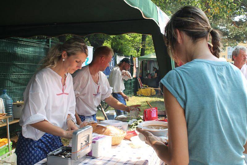 Guláše různých chutí a vůní provoněly v sobotu 25. července autokemp ve Frenštátě pod Radhoštěm. Konala se tam totiž tradiční a oblíbená soutěž o nejlepší kotlíkový guláš.