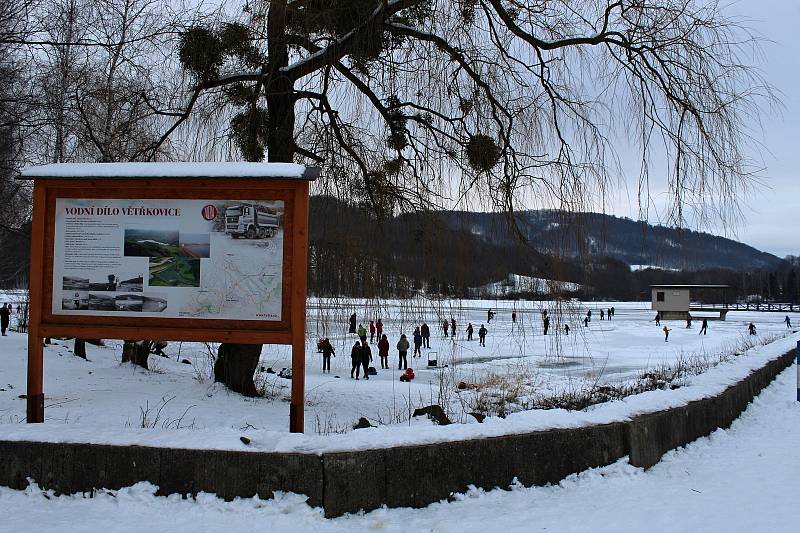 Desítky lidí využily ledu na přehradní nádrži Větřkovice u Kopřivnice a vyrazily si v úterý 16. února odpoledne zabruslit. Pár odvážlivců se také vykoupalo.