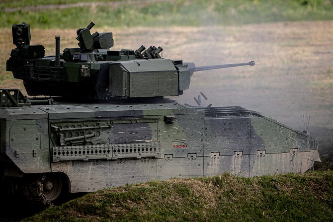 Bojová vozidla CV90, Lynx KF41 a ASCOD na mediálním dnu při testování bojových vozidel pěchoty (BVP) z tendru pro českou armádu ve vojenském prostoru Libavá, 27. května 2021.