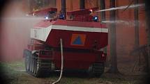Ve vojenském prostoru u Hostašovic šlo o součinnost vojáků s hasiči při případném požáru.