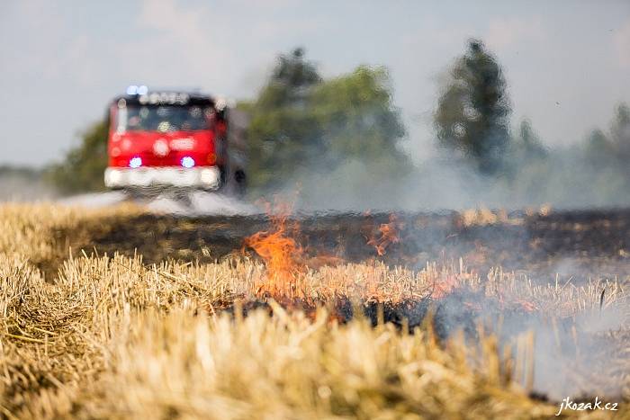 Zásah hasičů u požáru strniště. Ilustrační foto.