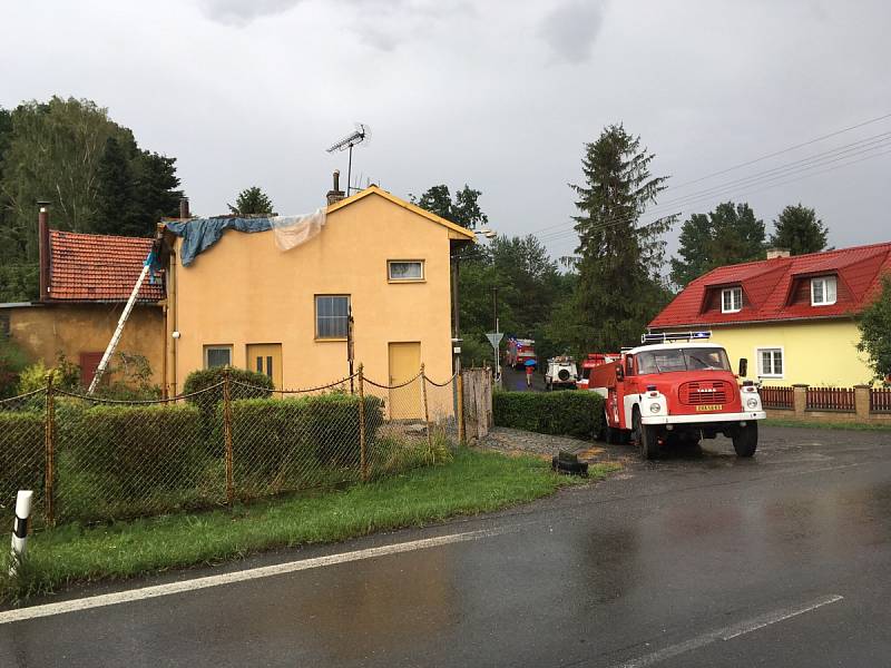 Silný vítr páchal v neděli škody například v Kujavách, kde odnesl střechu rodinného domu. Ta skončila až v nedalekém potoku.