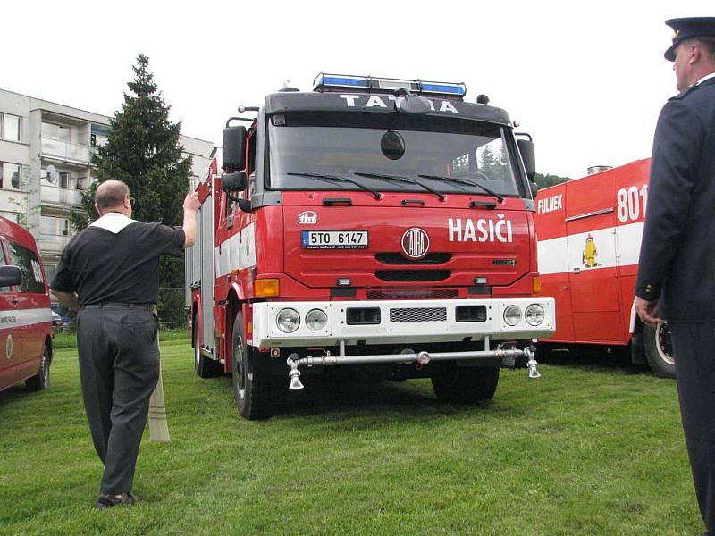 Jednotka sboru dobrovolných hasičů z Fulneku se mohou od pátku 10. července pyšnit zbrusu novým vozidlem. Na ochranu jej místní farář posvětil a velitel jednotky Josef Benýšek zalil šampaňským.