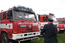 Jednotka sboru dobrovolných hasičů z Fulneku se mohou od pátku 10. července pyšnit zbrusu novým vozidlem. Na ochranu jej místní farář posvětil a velitel jednotky Josef Benýšek zalil šampaňským.