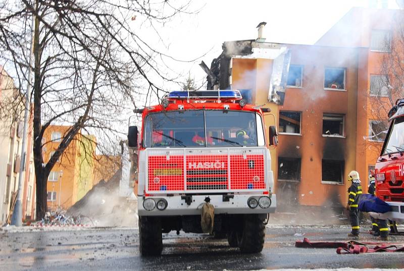 V panelovém domě ve Frenštátě pod Radhoštěm došlo k výbuchu plynu a následnému požáru.