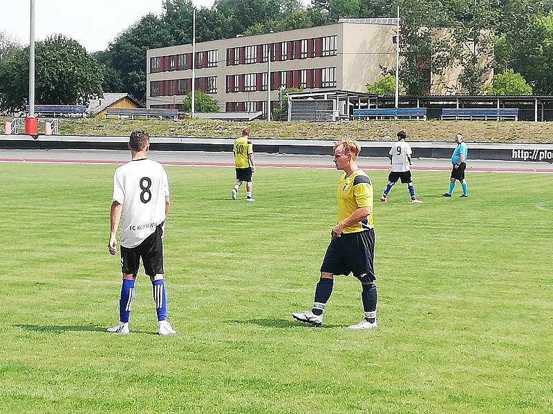 Fotbalisté Libhoště (ve žlutých dresech) zahájili přípravu vítězně. V sobotním derby porazili Kopřivnici na jejím hřišti 5:3.