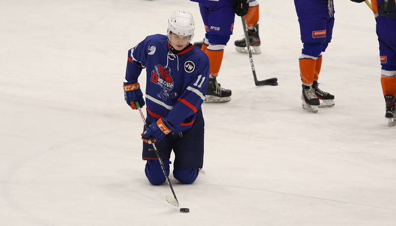 Hodonínští hokejisté (oranžové dresy) ve 29. kole východní skupiny druhé ligy prohráli doma s Novým Jičínem 2:3. Foto: Jan Zahnaš