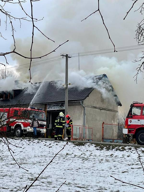 Požár domku zaměstnal šest jednotek hasičů.