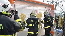 Nebezpečný čpavek v Kopřivnici likvidovali hasiči několik hodin. Naštěstí se jednalo jen o speciální cvičení.