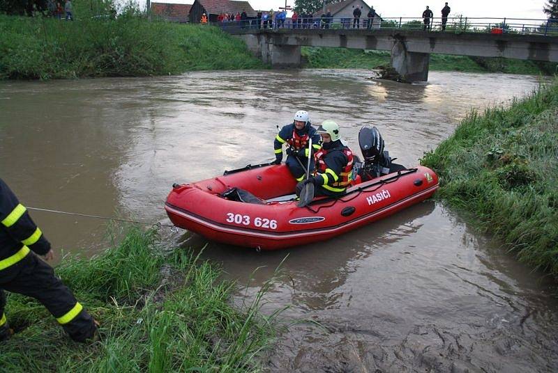 Sedm jednotek hasičů bylo v sobotu odpoledne povoláno k pátrání po pohřešované osobě v řece Lubina.