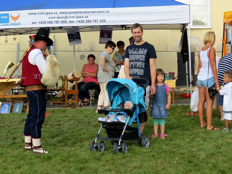 Zhlédnout nebo si i vyzkoušet práci hrnčíře, písaře, kováře či košíkářky anebo to, jak se razí mince, mohli návštěvníci, kteří zavítali na náměstí Komenského do Fulneku.