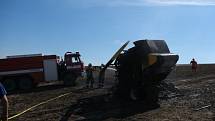 Čtyři jednotky hasičů zasahovaly ve čtvrtek 4. srpna odpoledne v Bílovci na Novojičínsku u požáru lisovacího stroje na slámu a pěti hektarů strniště po sklizené pšenici.