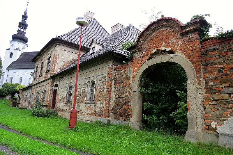 Katolická fara v Suchdole nad Odrou od vídeňského architekta Johanna Lucase Hildebrandta konečně prochází rozsáhlou rekonstrukcí. Před pár lety to byl zchátralý objekt.