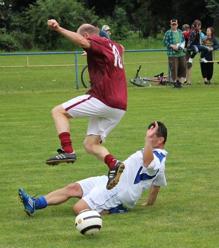 Oslava 80. let založení fotbalového oddílu ve Vlčovicích nabídla divákům vrchol v podobě exhibičního duelu starých gard, kdy se domácím postavil celek Sparty Praha. 