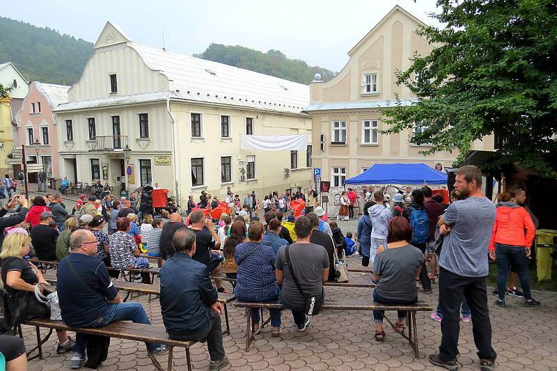 Šermířské klání bylo letos spojené s ochutnávkou burčáku.