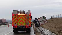 Nehoda polského kamionu Volvo na dálnici D 1. Kamion vezoucí maso skončil v příkopu na pravém boku.