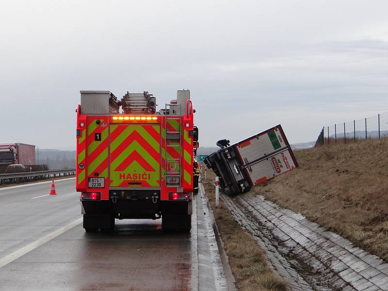 Nehoda polského kamionu Volvo na dálnici D 1. Kamion vezoucí maso skončil v příkopu na pravém boku.