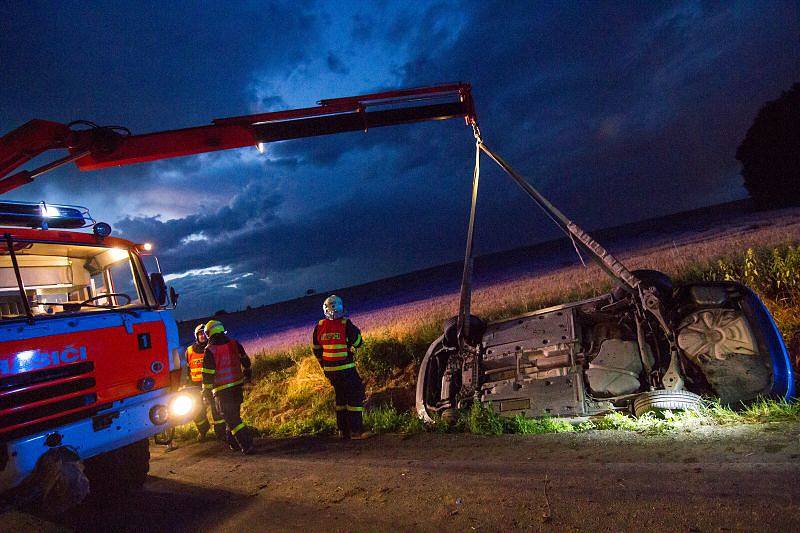 V Bravanticích zasahovali v úterý večer hasiči a zdravotníci u dopravní nehody osobního automobilu, který se převrátil na střechu a skončil v příkopu.