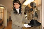 Pracovníci Muzea Novojičínska balili klobouky významných osobností a připravovali je na výstavu, která se uskuteční v květnu a červnu ve Valdštejnském paláci v Praze.