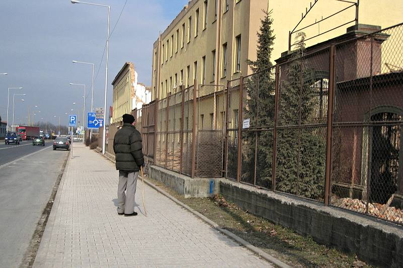 Od "Tabačky" k OC Tabačka. Objekty původní tabákové továrny v Novém Jičíně začaly mizet ze zemského povrchu před deseti lety. Dnes je v místě obchodní centrum.