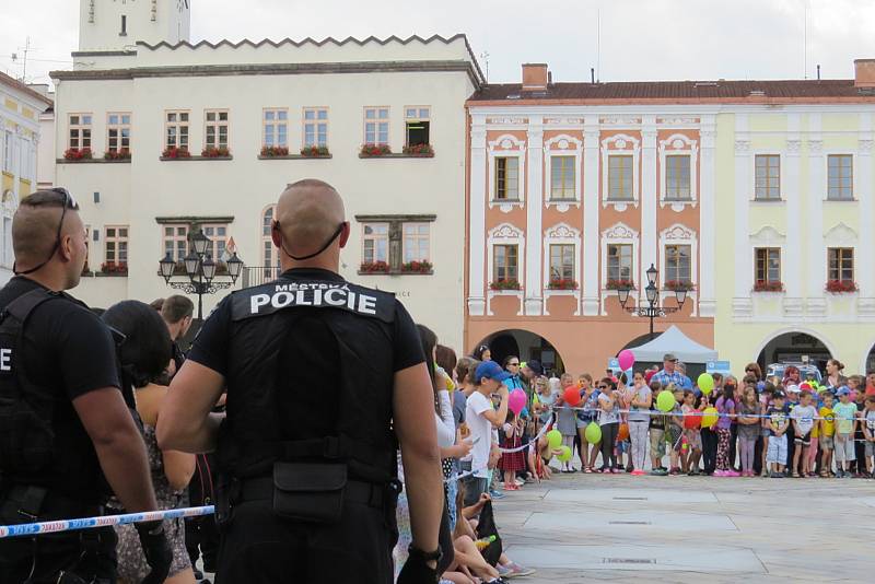 Pětadvacet let existence slavila ve středu 14. června na Masarykově náměstí v Novém Jičíně Městská police Nový Jičín.