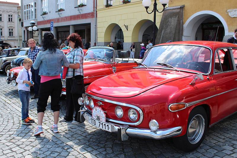 Automobilové veterány staré i téměř devět desetiletí mohli obdivovat obyvatelé a návštěvníci Příbora v sobotu 27. května.