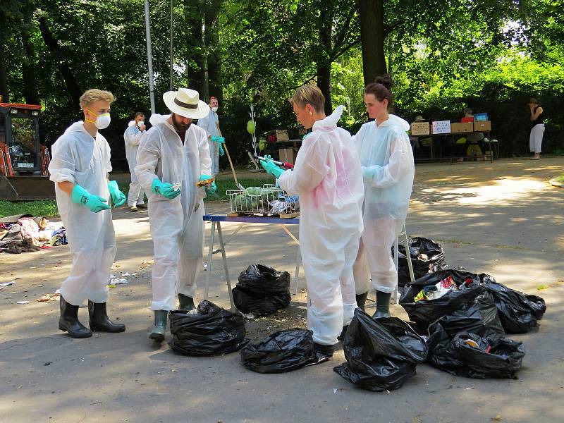 Kolik recyklovatelného odpadu se dá najít ve směsném odpadu měli možnost vidět v úterý 18. června návštěvníci městského parku v Příboře.