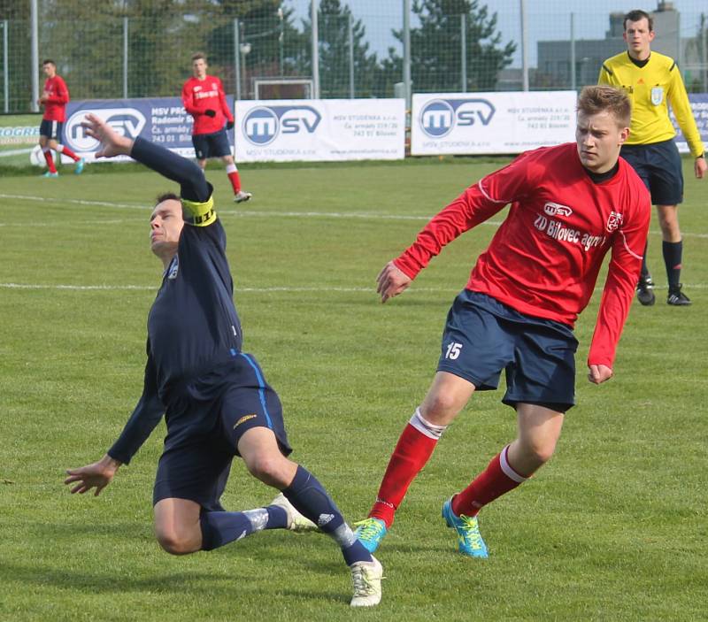 Fotbalisté Frenštátu pod Radhoštěm vyválčili v Bílovci (v červeném) důležité vítězství.