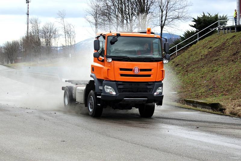 Tatru Phoenix 4x4 sestavila desítka studentů z Třebíče. Tatra bude jezdit pro Krajskou správu a údržbu silnic Vysočina.
