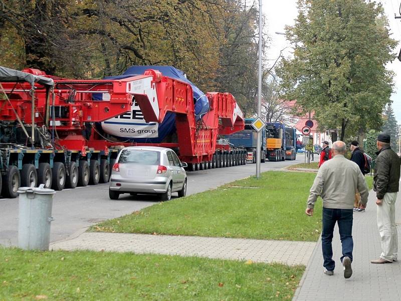 Po několika odložených pokusech v pondělí konečně projel Novým Jičínem nadměrný náklad z Ostravy směřující do Chvaletic.