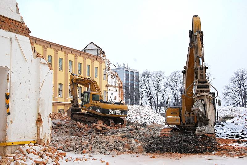 Od "Tabačky" k OC Tabačka. Objekty původní tabákové továrny v Novém Jičíně začaly mizet ze zemského povrchu před deseti lety. Dnes je v místě obchodní centrum.