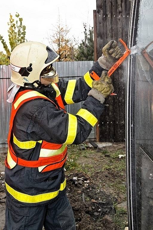 Novojičínští hasiči opět prověřili své síly a nanečisto si vyzkoušeli, jak by reagovali u ostrého zásahu. V Bílovci se totiž konalo cvičení profesionálních hasičů s vyprošťováním osob z autobusu.