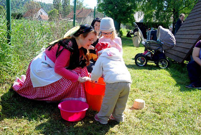 Večerníčkův pohádkový les pobavil o prosluněné sobotě více než stovku dětí v novojičínské místní části Loučka, v areálu zdejší Orlovny.