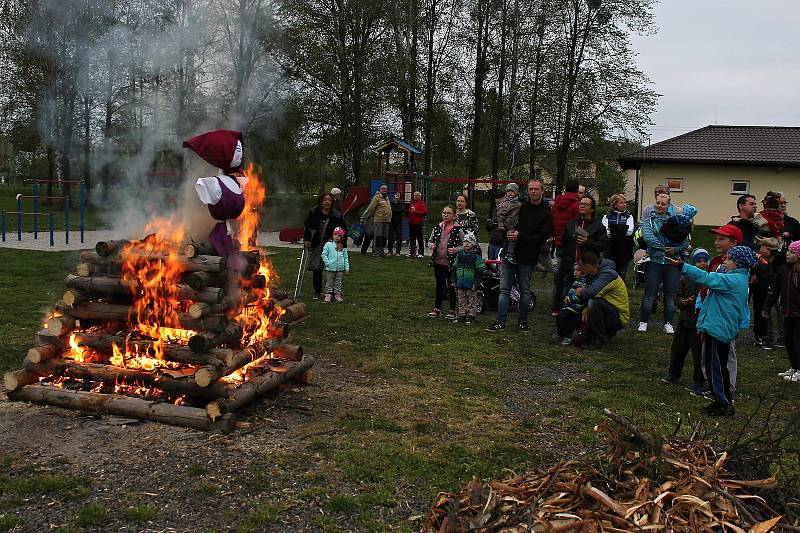 Rej čarodějnic zažili v sobotu 27. dubna v Jeseníku nad Odrou. Nakonec hlavní čarodějnici spálili.