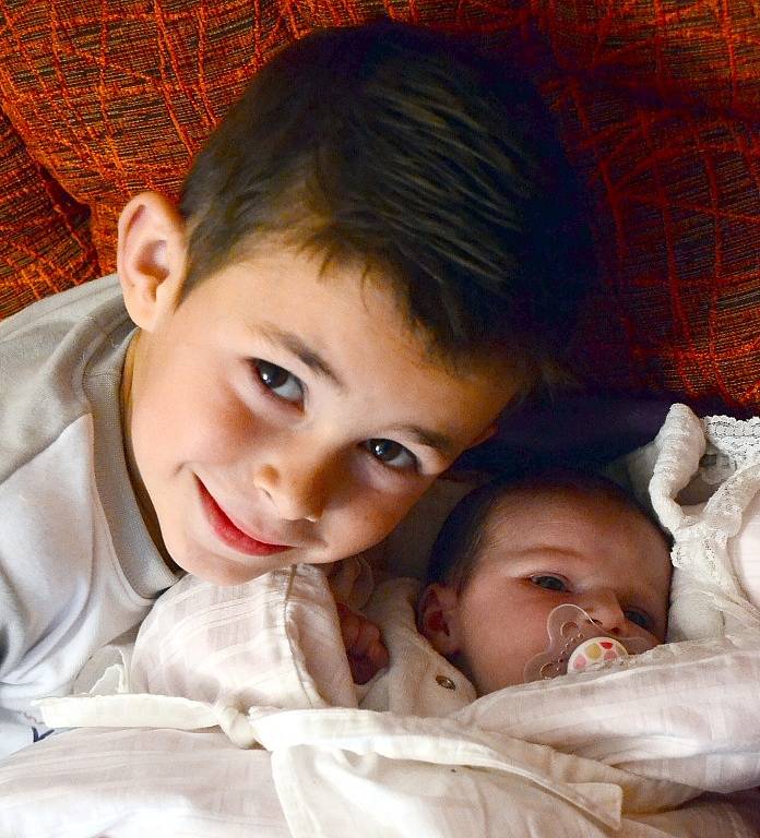 ZUZANA AMBROŽOVÁ s bratrem Miroslavem (6 let), Luboměř, nar. 11. 6. 2014, 51  cm, 3,80 kg. Nemocnice Nový Jičín.  