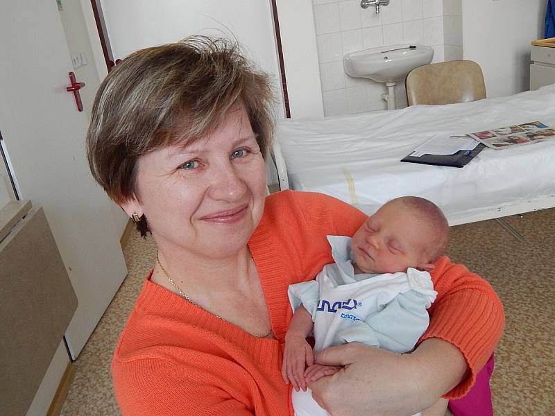 JOHANKA LIPOVSKÁ s babičkou Zdeňkou, Nový Jičín, nar. 5. 1. 2015, 47 cm, 2,50 kg. Nemocnice Frýdek-Místek. 